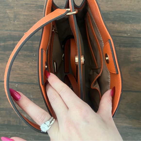 GUESS crossbody - Picture 3 of 3